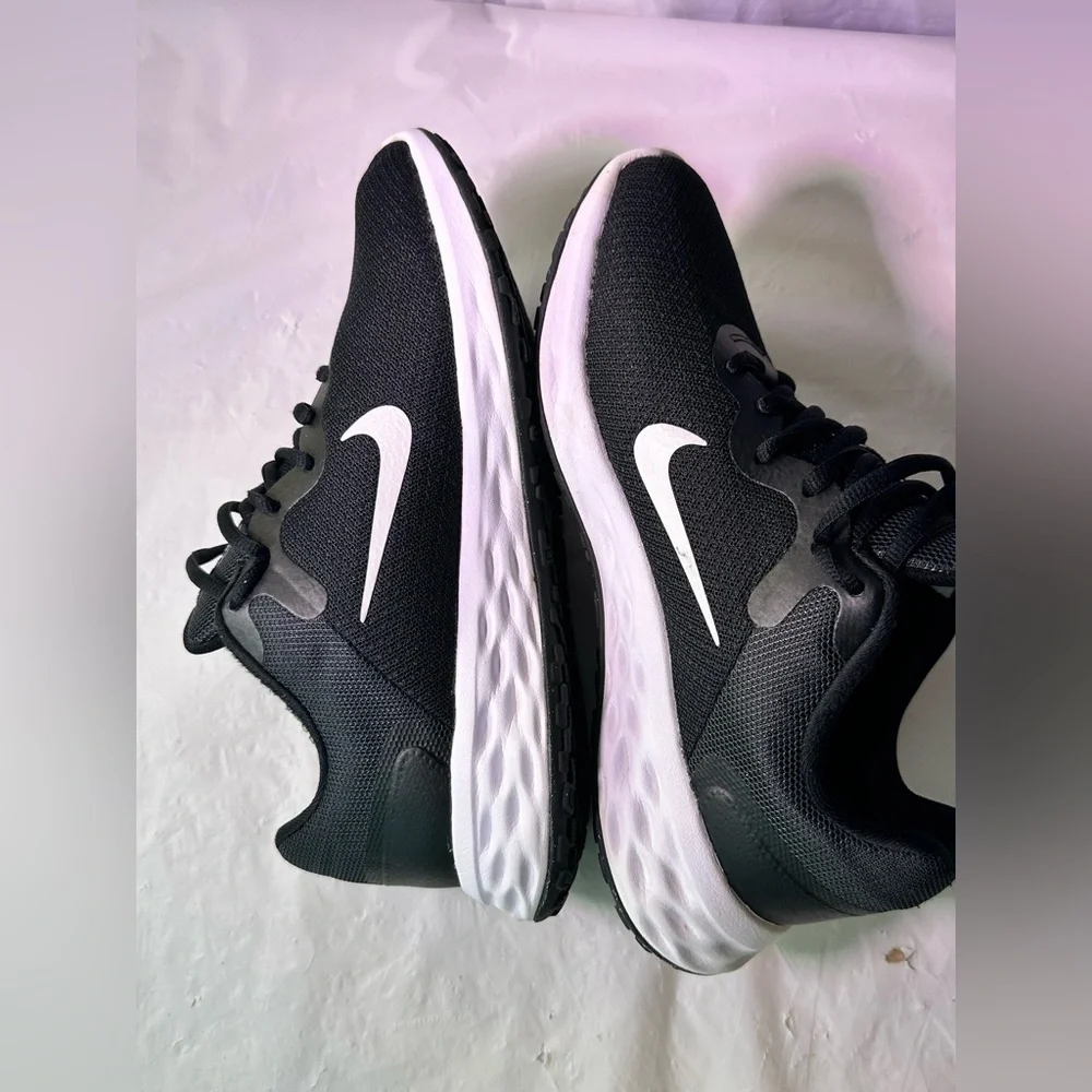 Nike Black & White Lightweight Training Sneakers